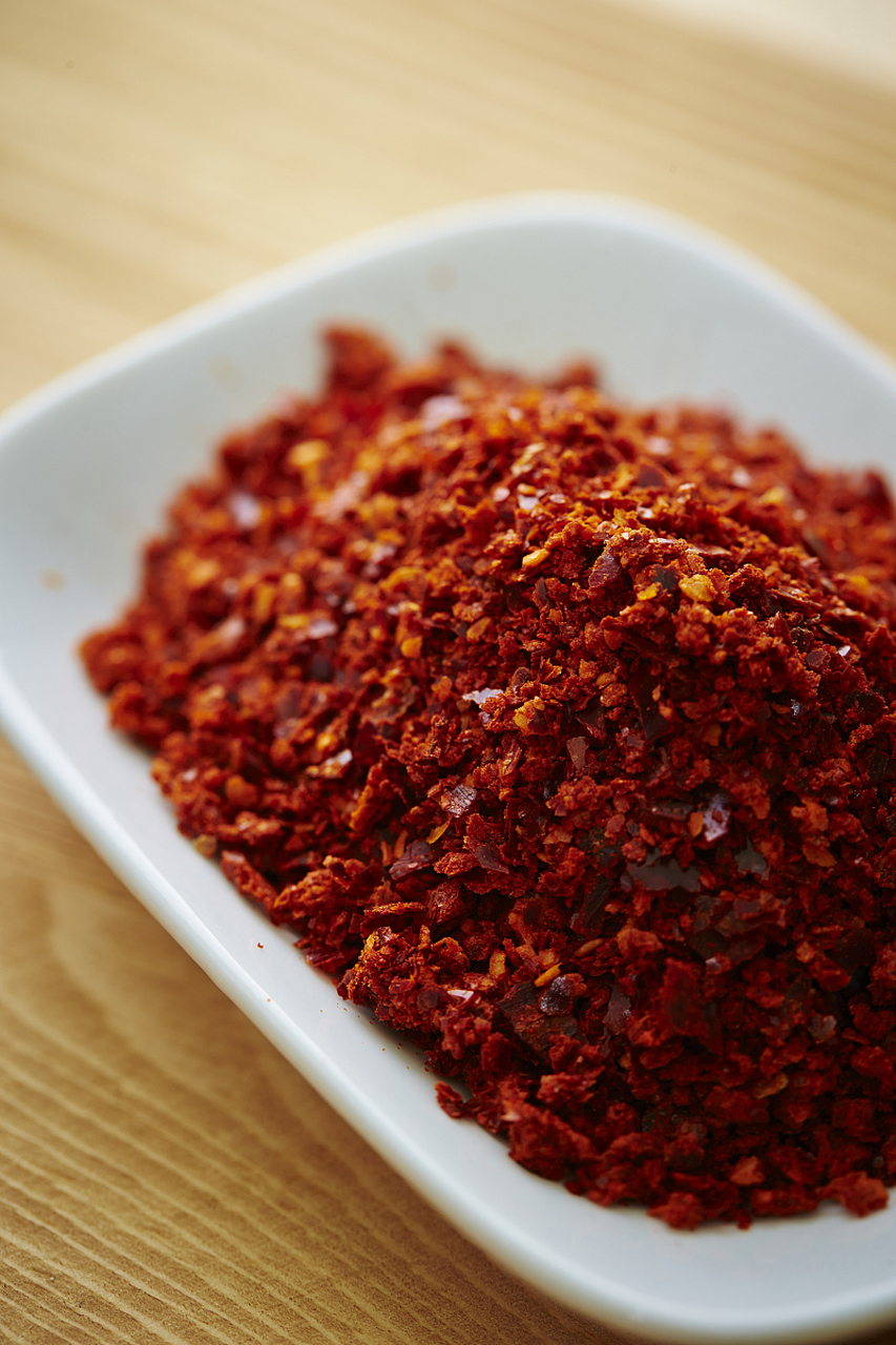 四川菜系的独特之处在于其麻辣味道,而红油辣子则是这道菜系的点睛之