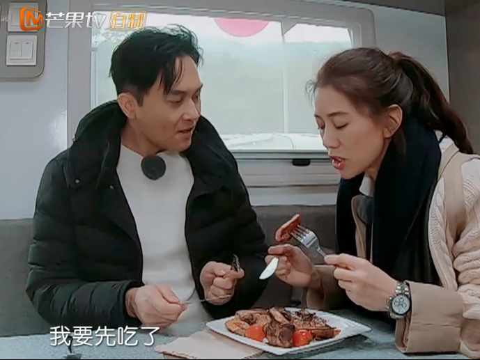 袁咏仪录节目吃饭之前,突然跟摄影师道歉,观众:港姐太