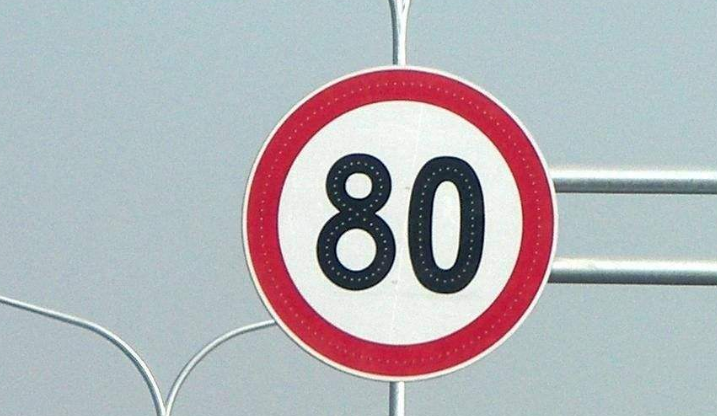 跑高速时速120,突然出现限速80警示牌,需要踩急刹减速吗?