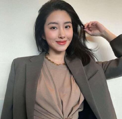 杨采钰罕见晒童年照,妈妈气质优雅,颜值不输女明星