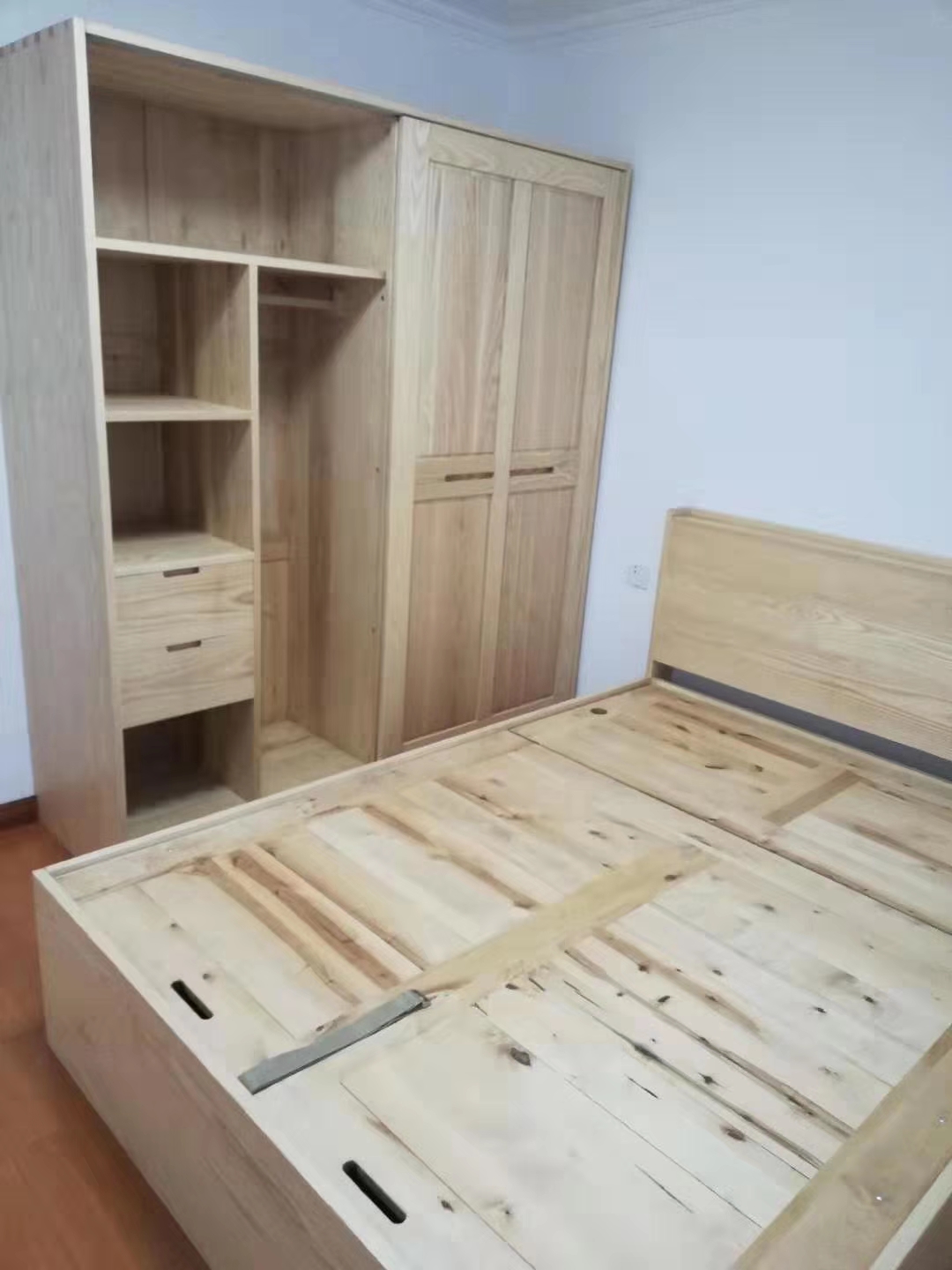 白蜡木箱体床与推拉门衣柜