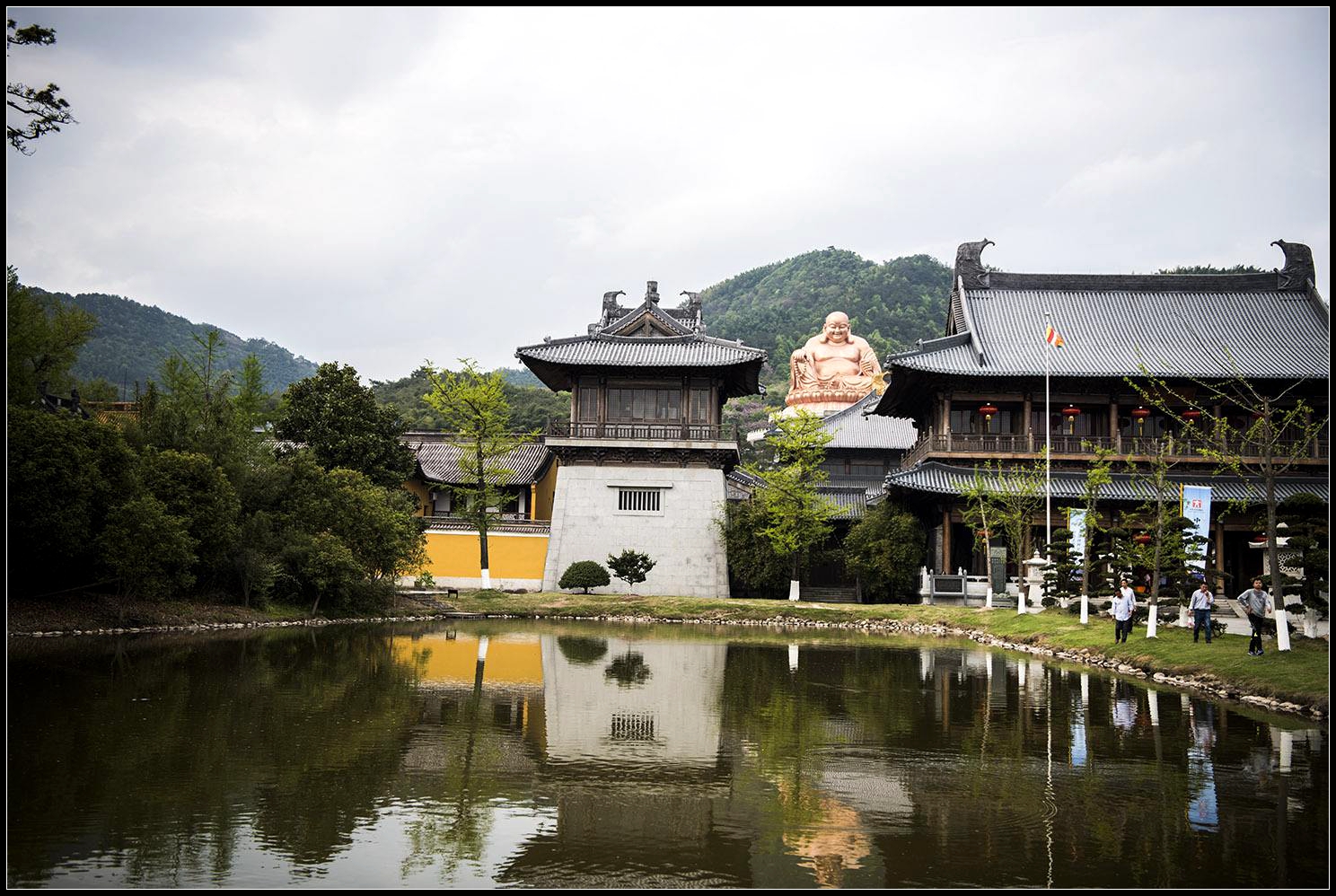 自性即是佛,回归本心即入佛地,无须心外求佛