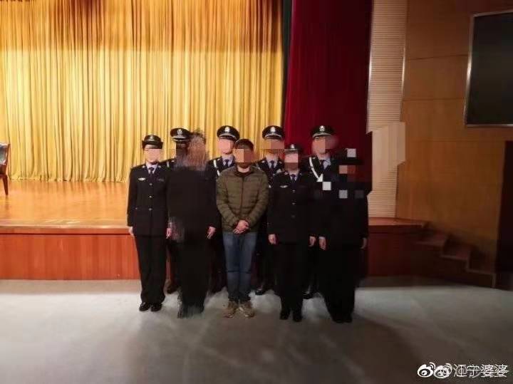 马云爸爸用切身经历告诉你:跟警察合照不要站"c位!