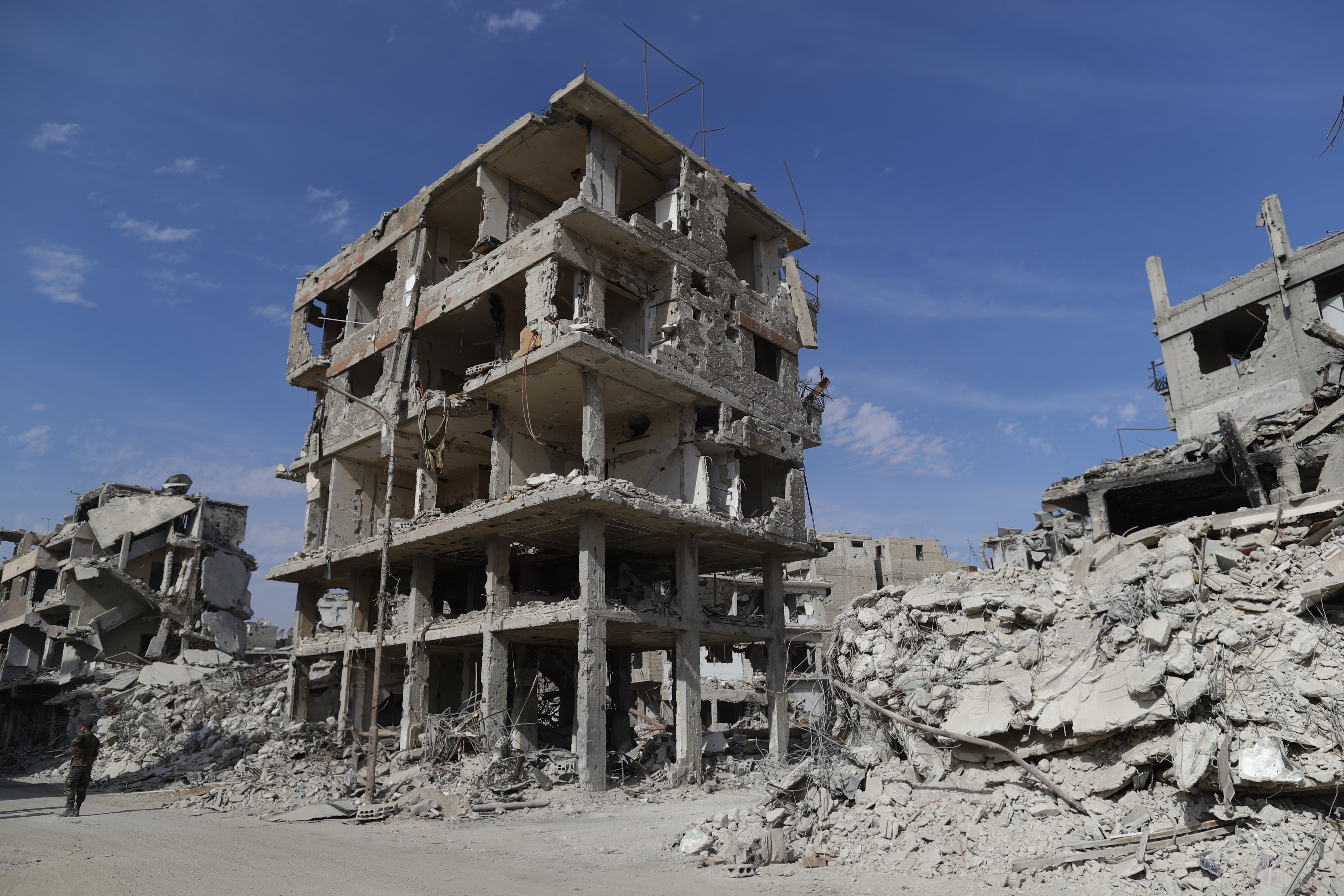 废墟下的难民营