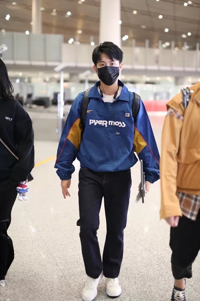 《小欢喜》方一凡现身机场,卫衣叠穿好时髦,熊孩子原来是酷boy