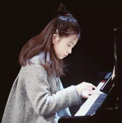 弹钢琴的吕小娟