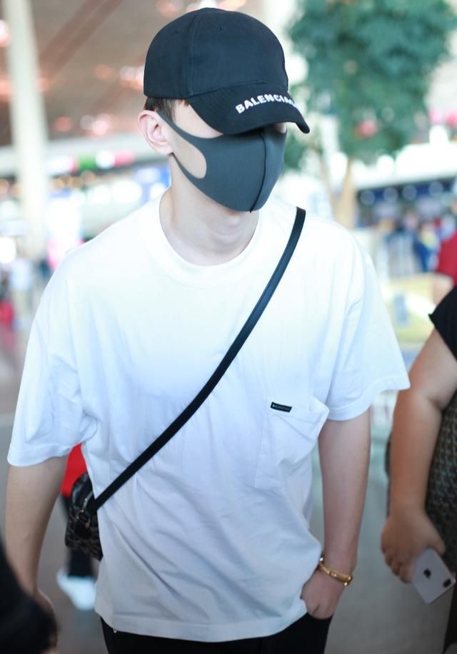 九月二十四号,邓伦现身北京机场,面带口罩也阻挡不了帅气,人气男神