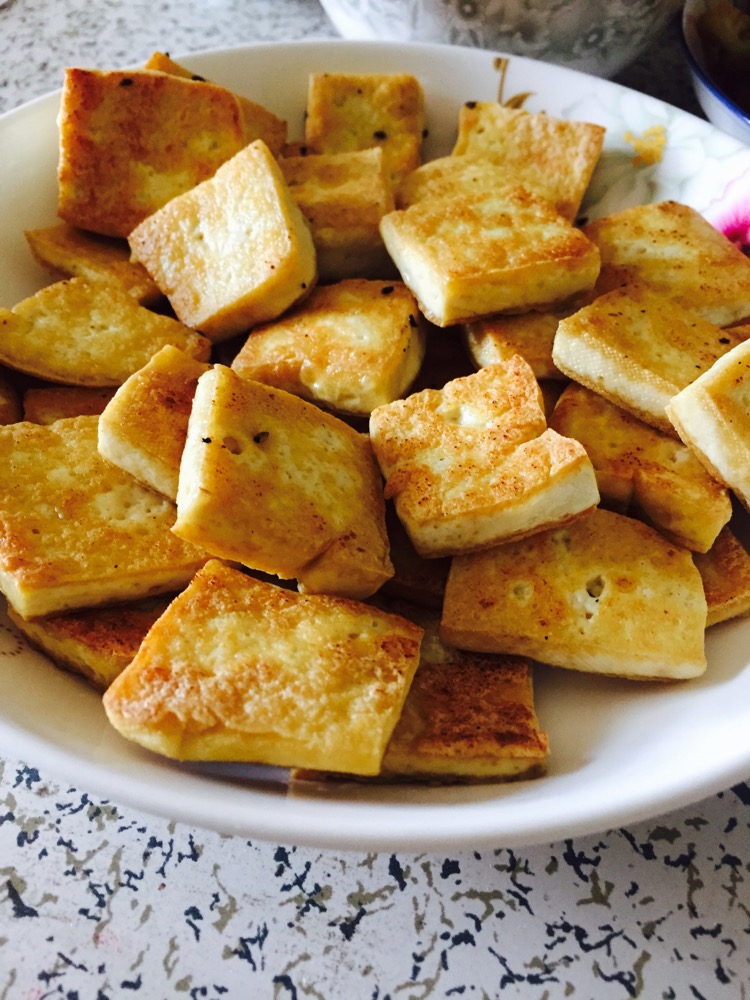 煎豆腐时,别傻傻直接下锅煎,多加这"1步",豆腐香嫩还不粘锅