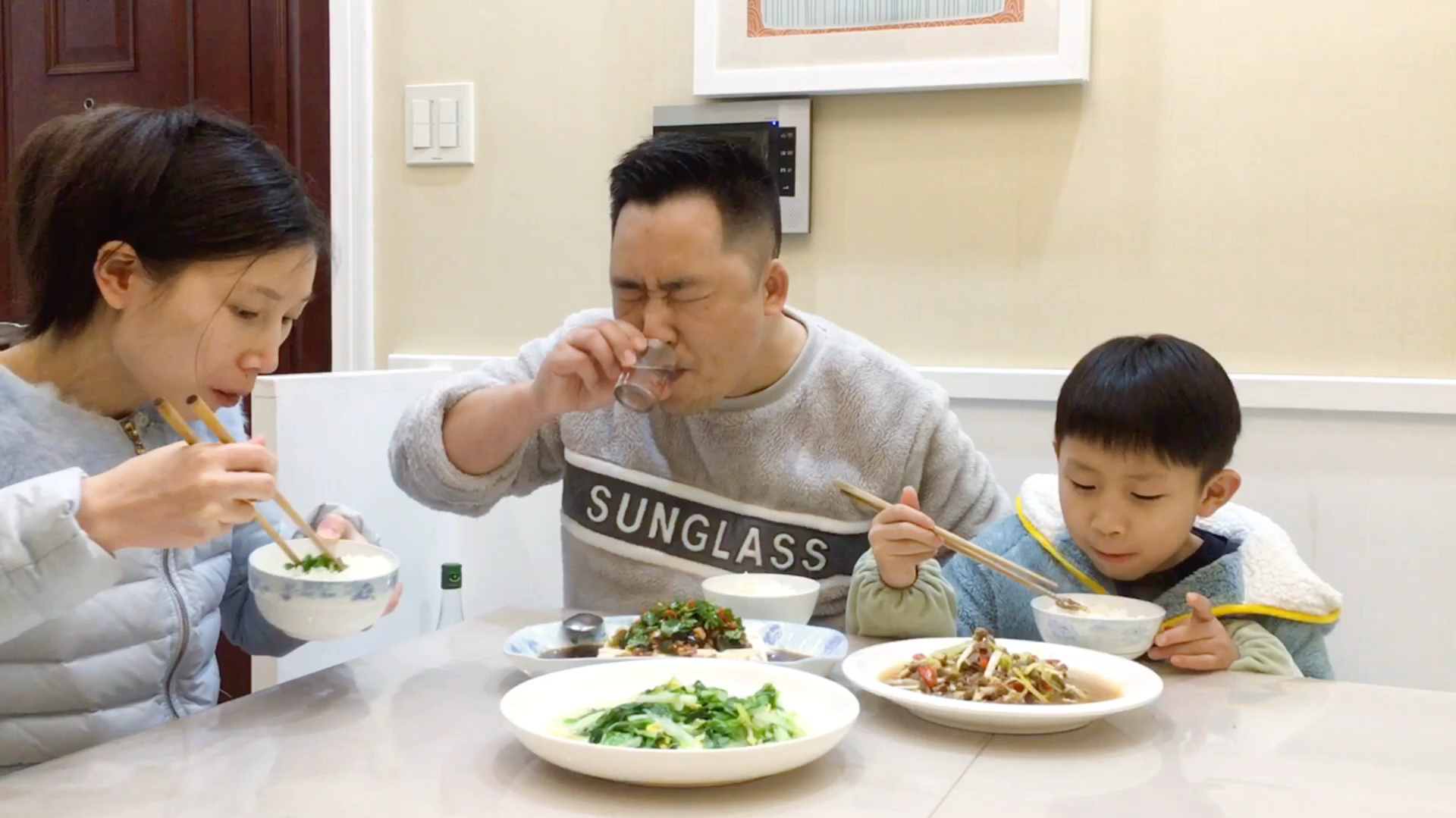 27块钱牛肉,1把韭黄,做儿子爱吃的下饭菜,皮蛋豆腐下酒,过瘾