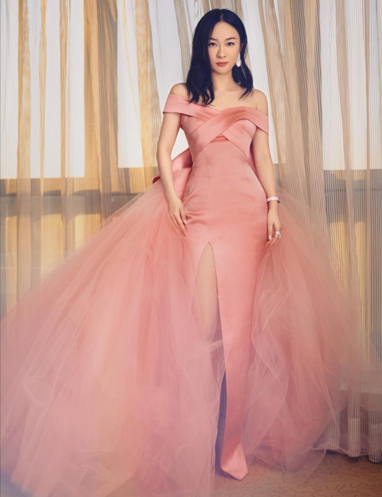 39岁霍思燕好有少女感!粉色抹胸长裙秀曼妙曲线,身材丰腴也很美