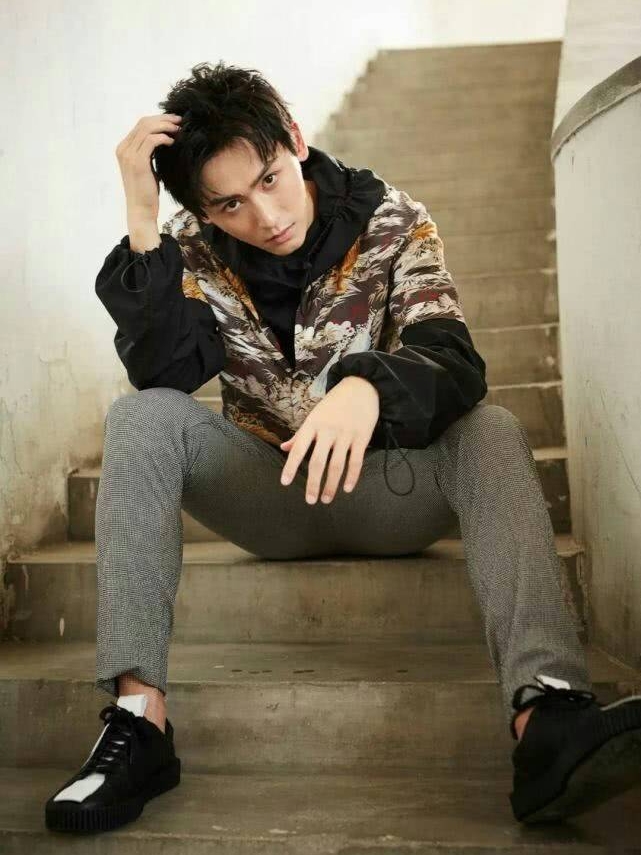 张哲瀚最新时尚街拍,手拿香蕉笑容迷人, 这一大早能看见这样酷酷的,帅