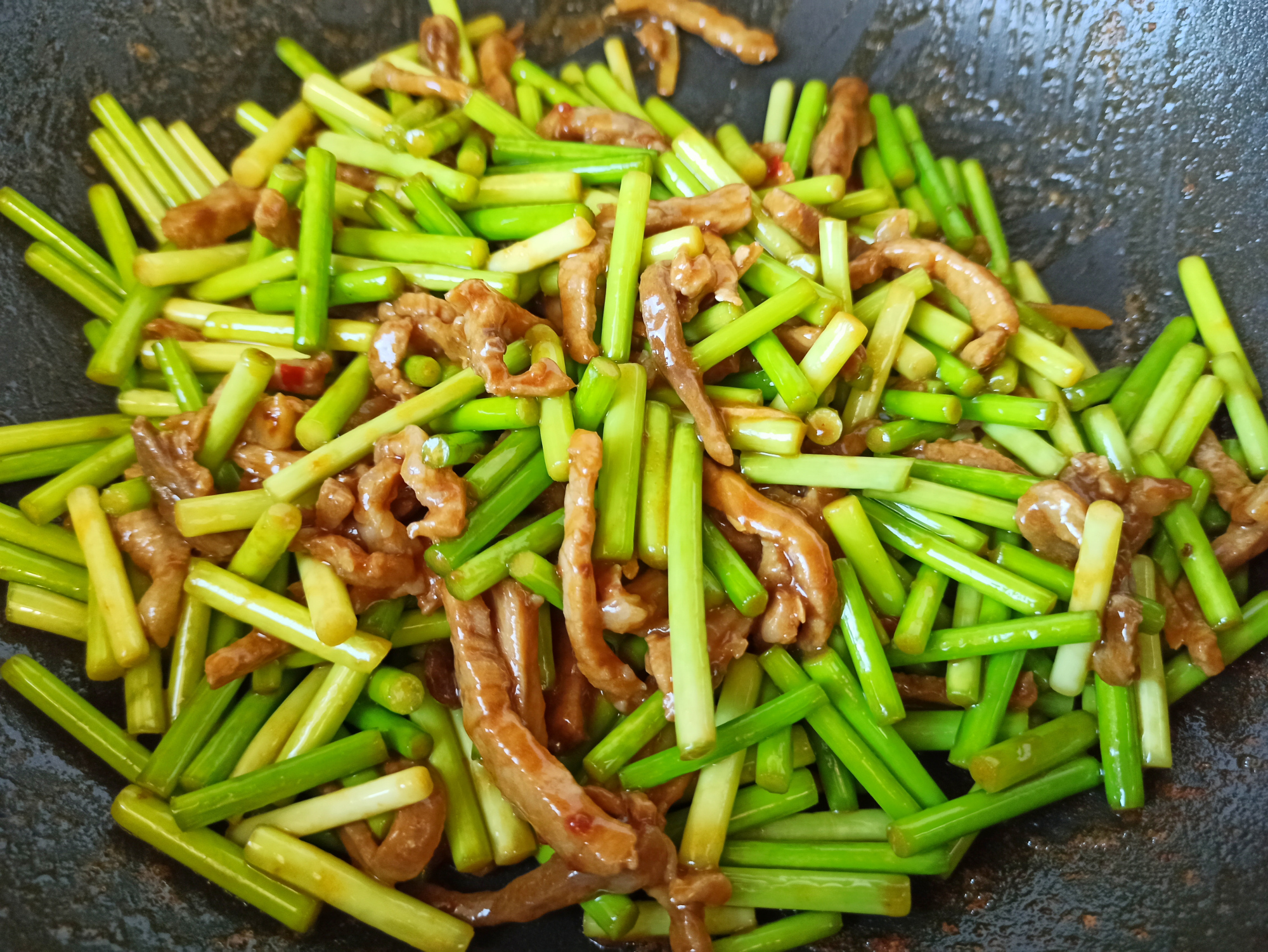 炒蒜薹时,多加一个小步骤,蒜薹色泽翠绿,肉丝嫩而不柴,太香了