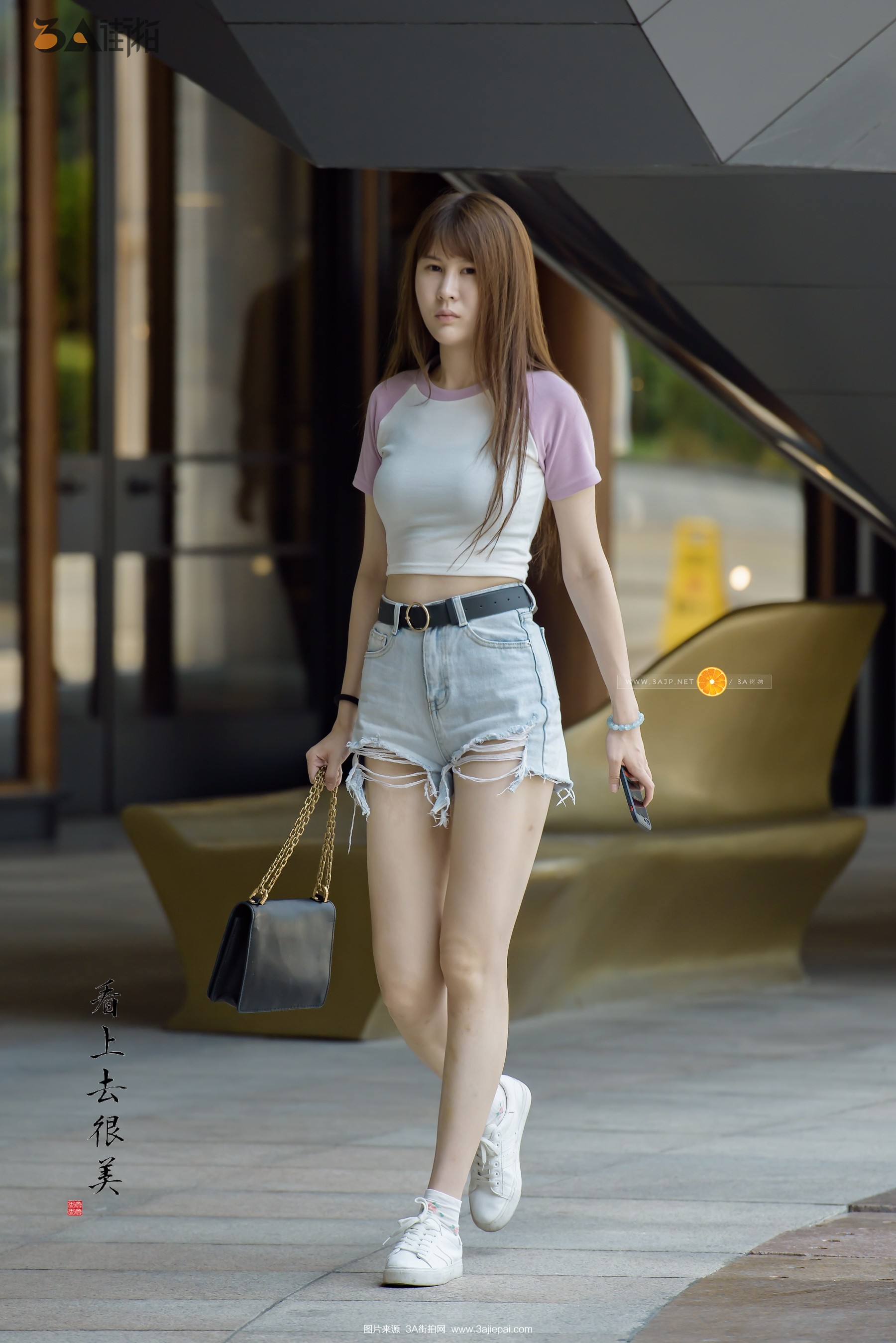 性感成熟少妇,身穿咖色低胸吊带,搭配紧身牛仔裤,散发无限诱惑力!