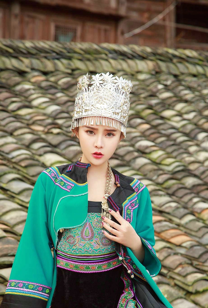 高气质性感模特白嫩肌肤嫩模爱丽莎写真