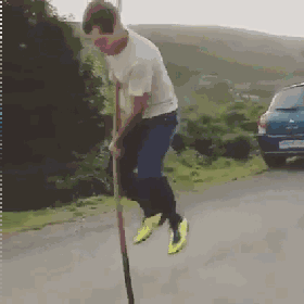 搞笑gif:金馆长,你这也太过分了吧,小孩子都被你弄哭了