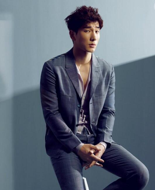 佟丽娅有次和张亮在一起拍戏,由于两个人的身高差距太大,所以在拍戏的