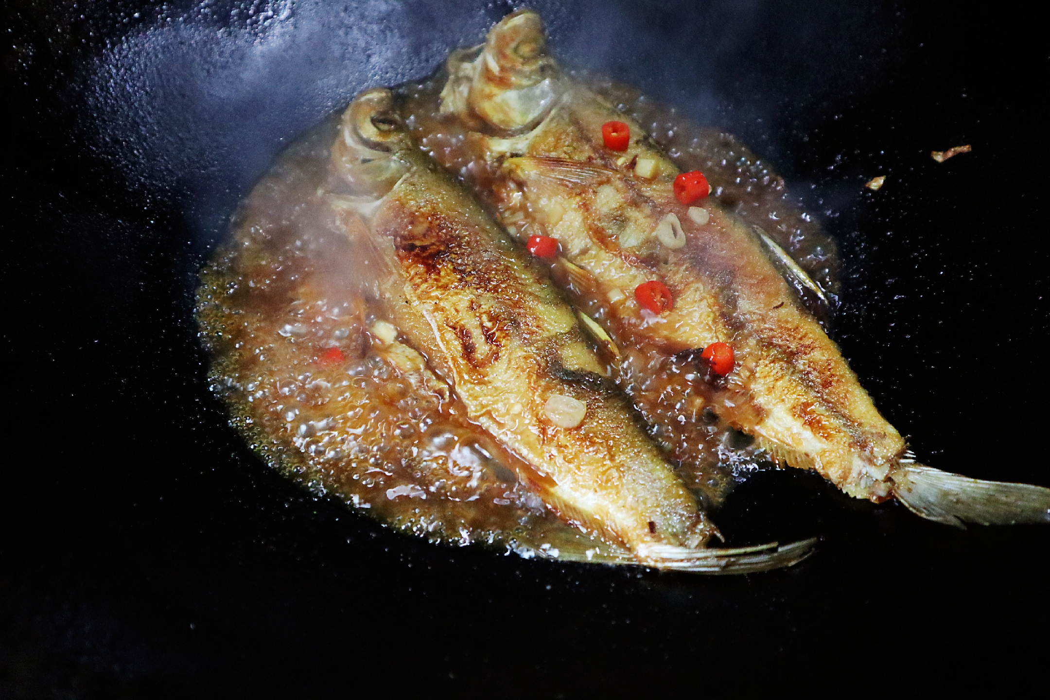 釣到翹嘴魚別做紅燒,加點它燜一燜,清甜香嫩,下飯又下酒