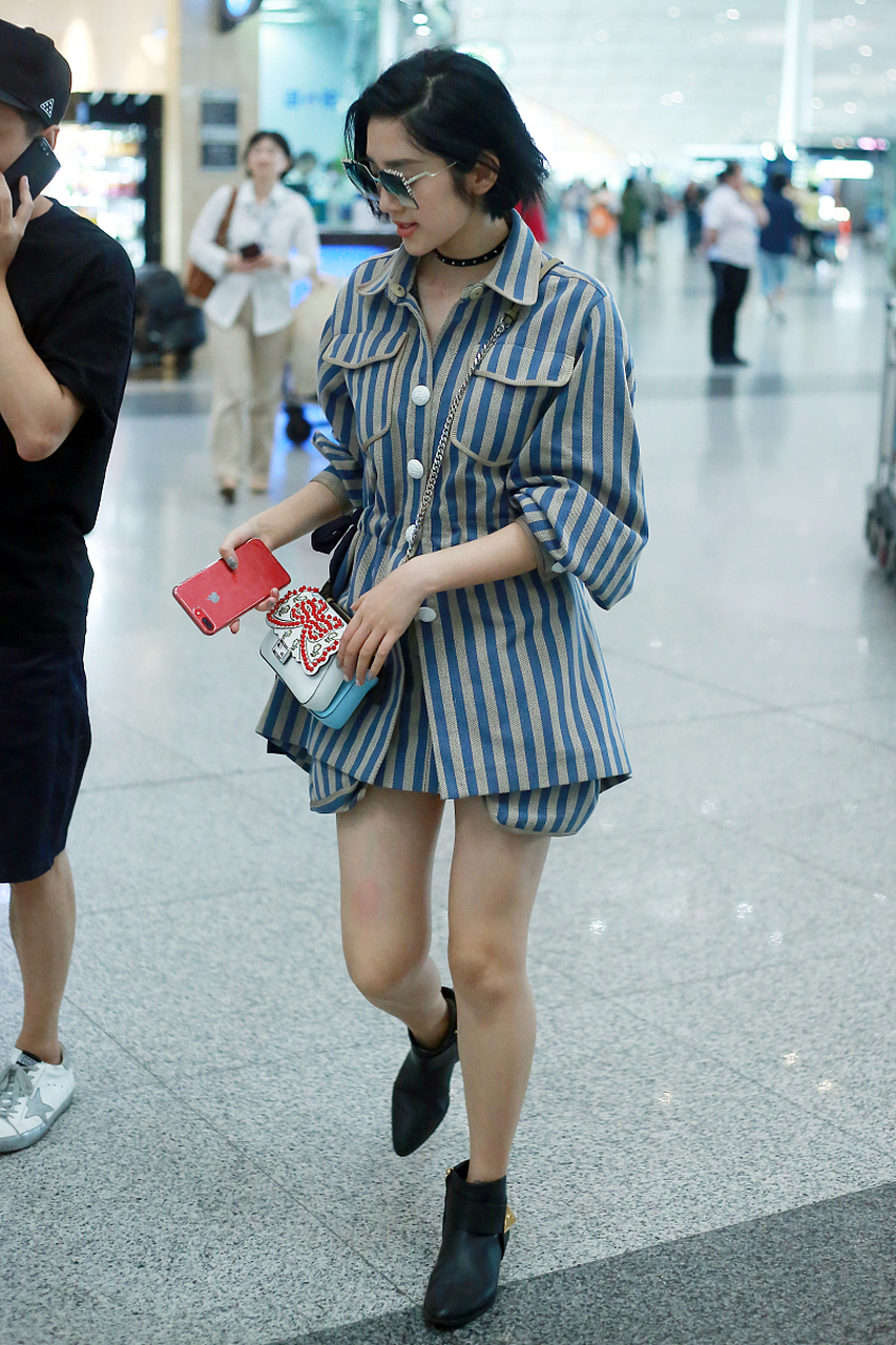 这位女星在吃完饭后穿着拖鞋出门,这一行为是否得体呢?