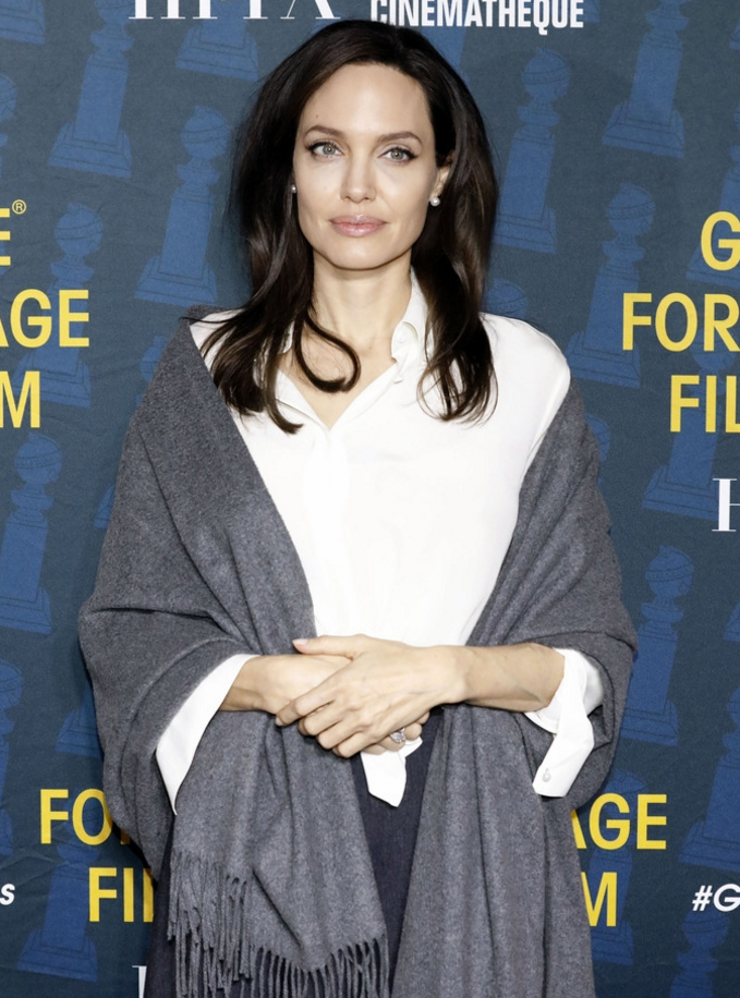 朱莉近照曝光 穿白衬衫出席活动 网友:依然这么美!