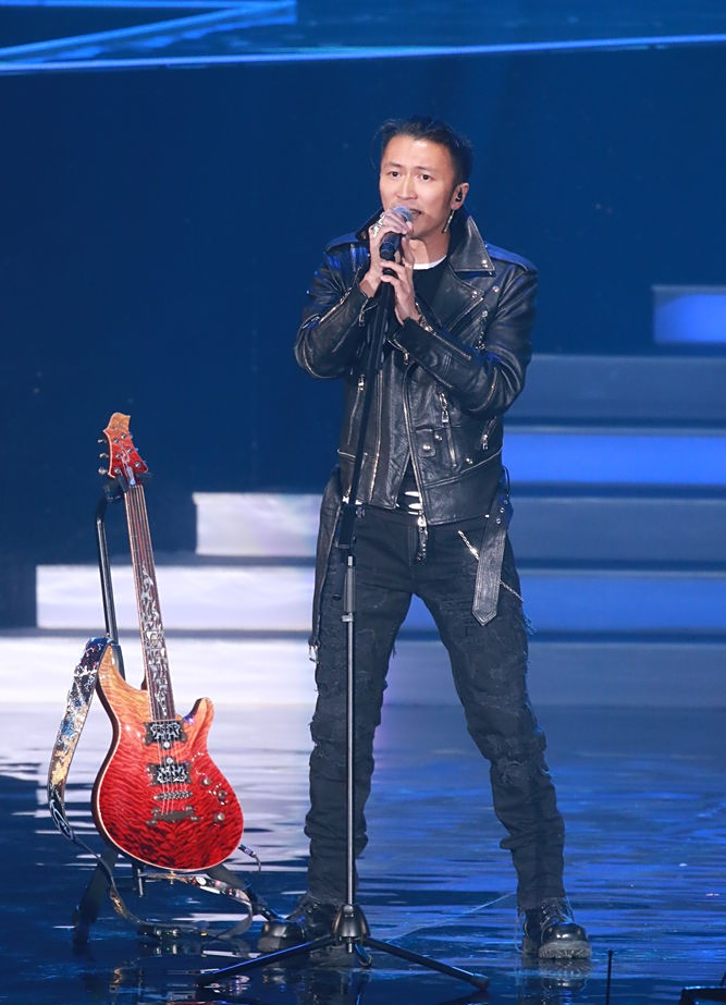 "不老男神"谢霆锋表演现场,大秀吉他燃爆全场