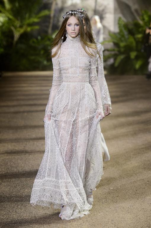 巴黎时装走秀:轻薄纱质的设计,场上仙气十足,衣美人更美