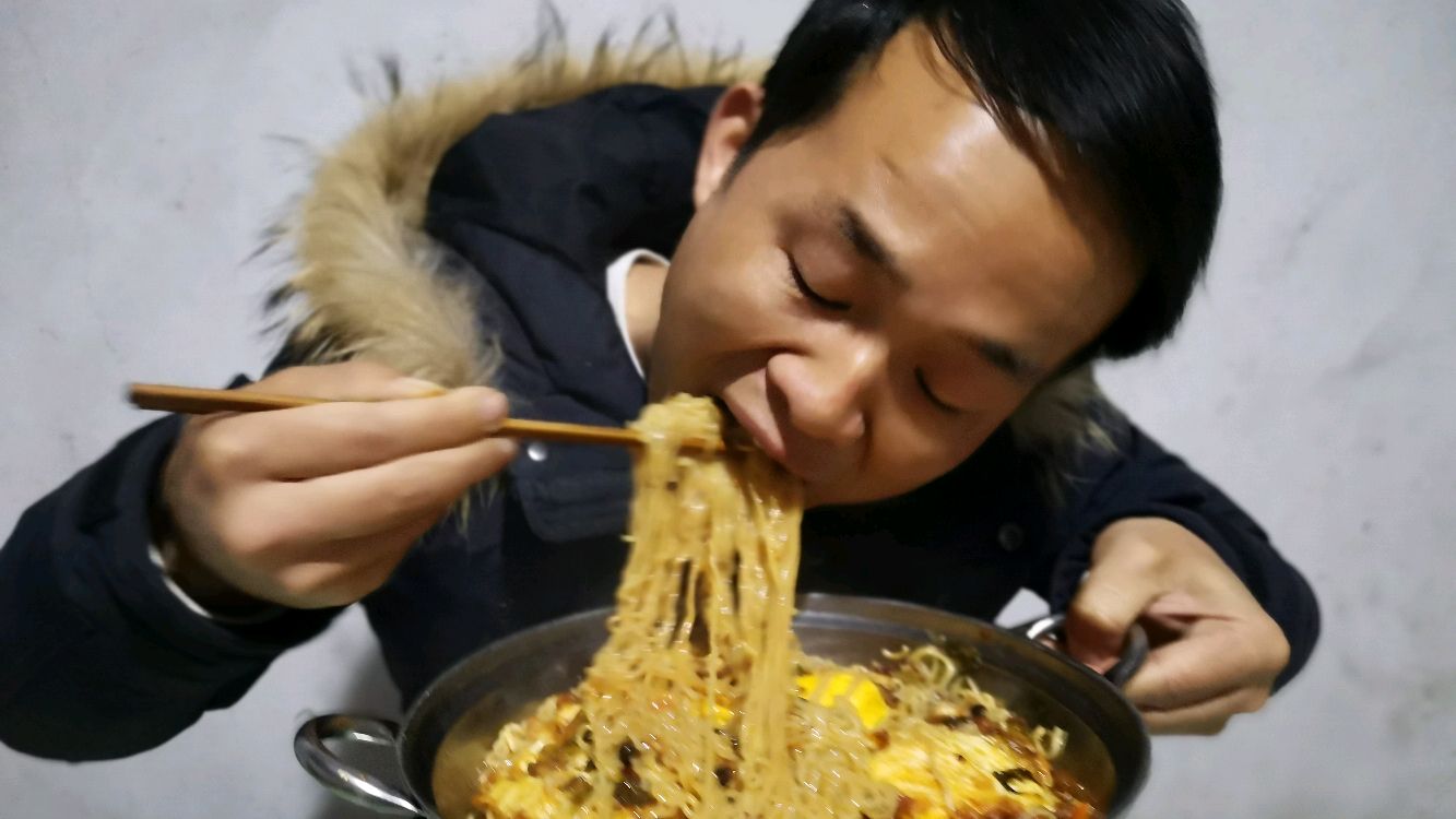 三桶面加五个土鸡蛋,做成干锅鸡蛋面,加入老干妈拌一起,特别香