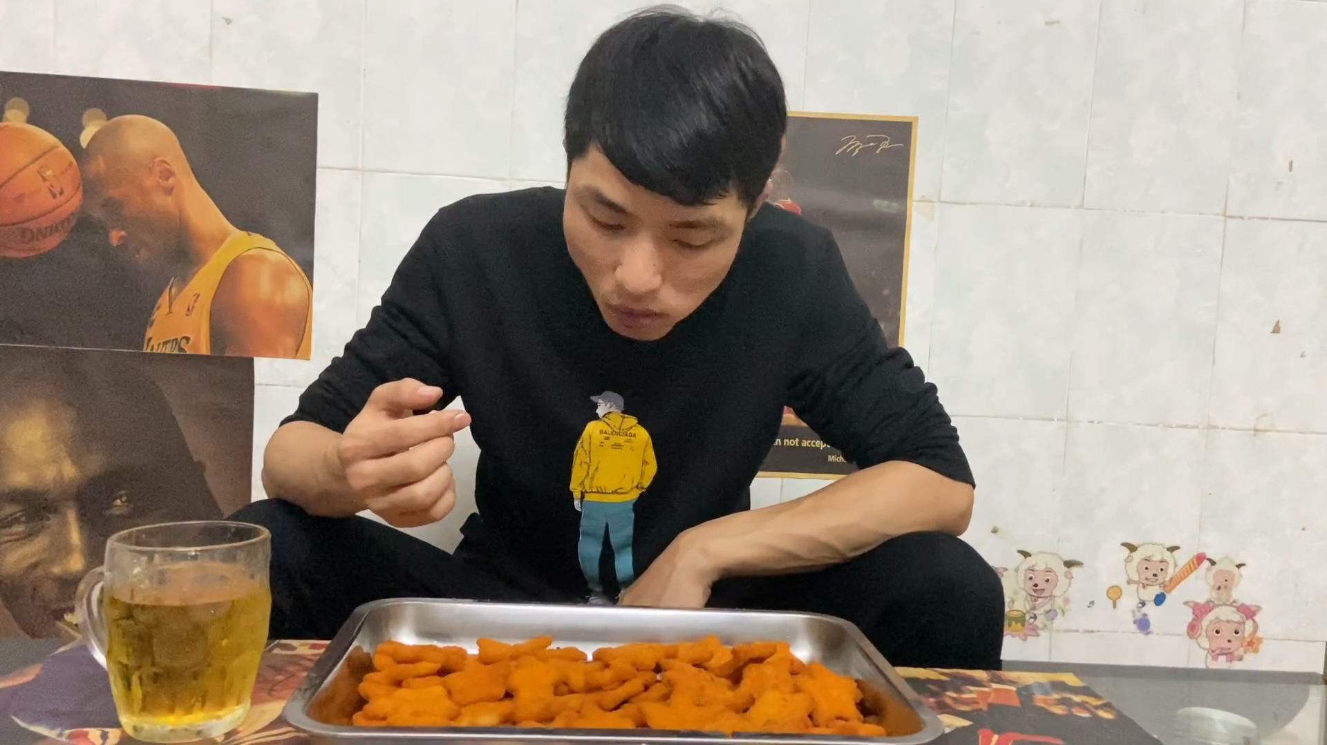 小伙实现“鸡块自由”,一次性买80个,金灿灿一大盘,能吃完吗?