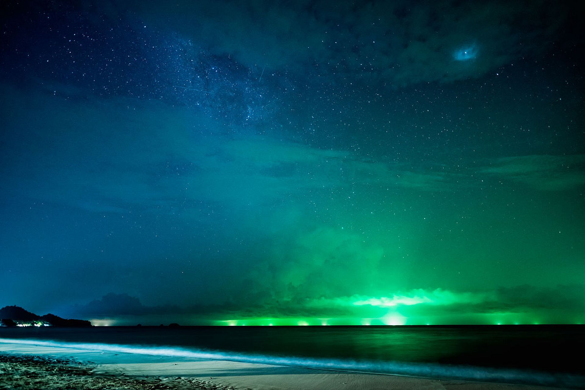 在极夜期间,他们则将更多时间投入室内活动,如阅读,学习和手工艺等,并