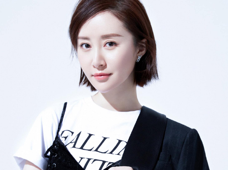 对于舒畅,大家依然会记得大家她饰演的一部手机;她虽然不是科班出身的