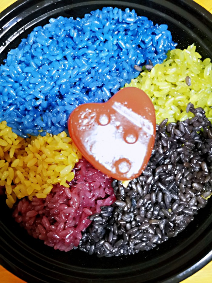 玉林市民制作五色糯米饭,感受壮族人的"三月三"情怀