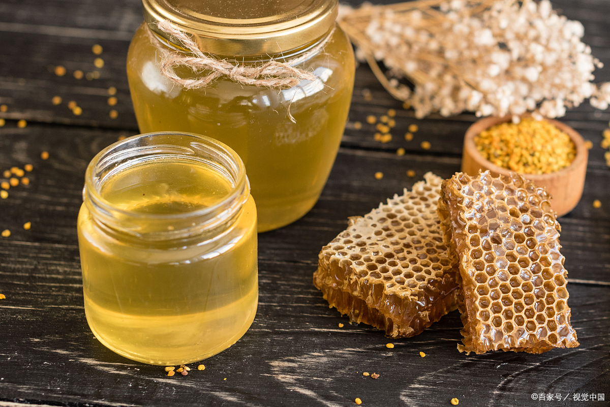 蜂蜜对老年人好吗百度百科(蜂蜜对年龄大约老人有没有副作用)