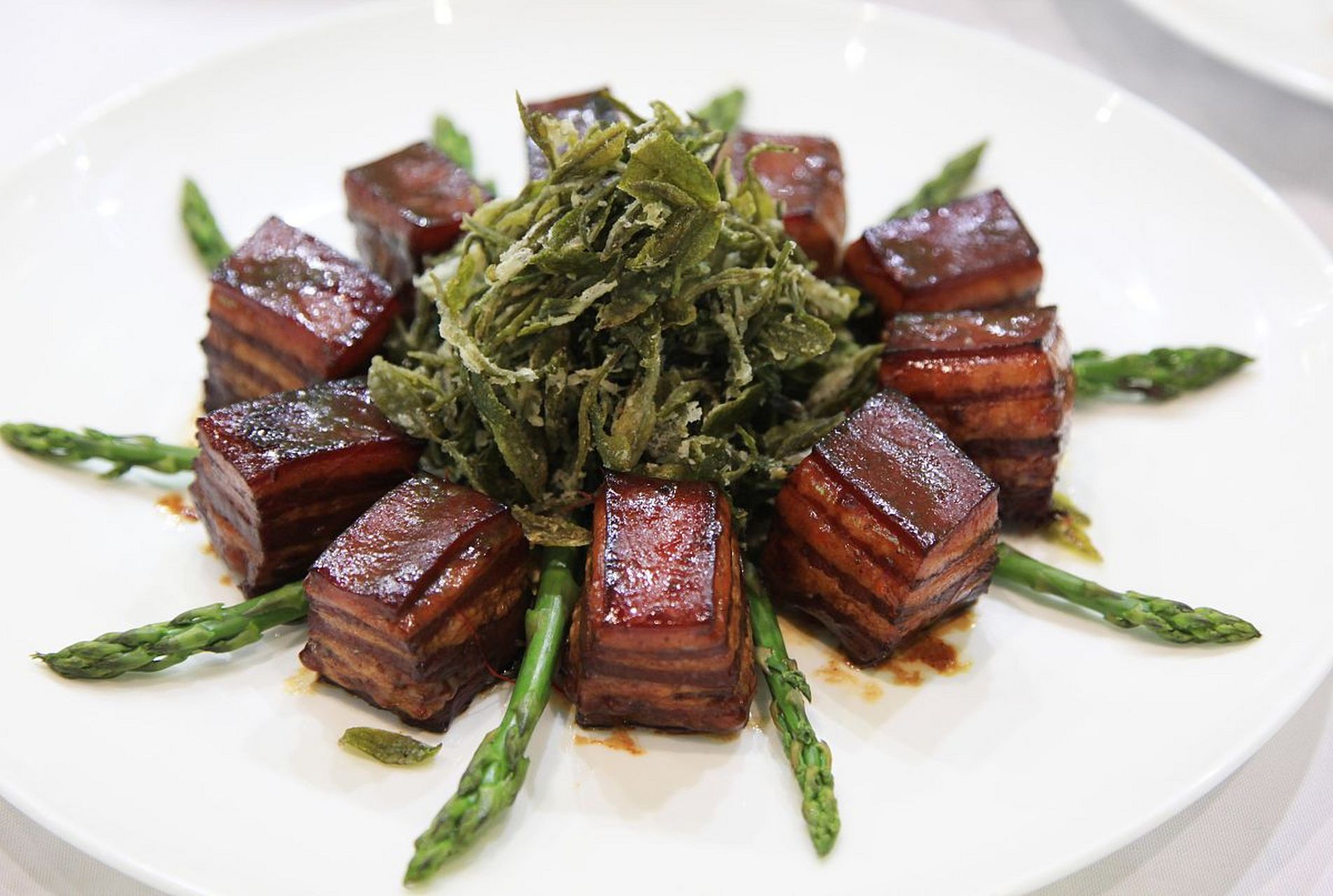 茶香牛肉 【原料】牛肉500克,绍酒50克.