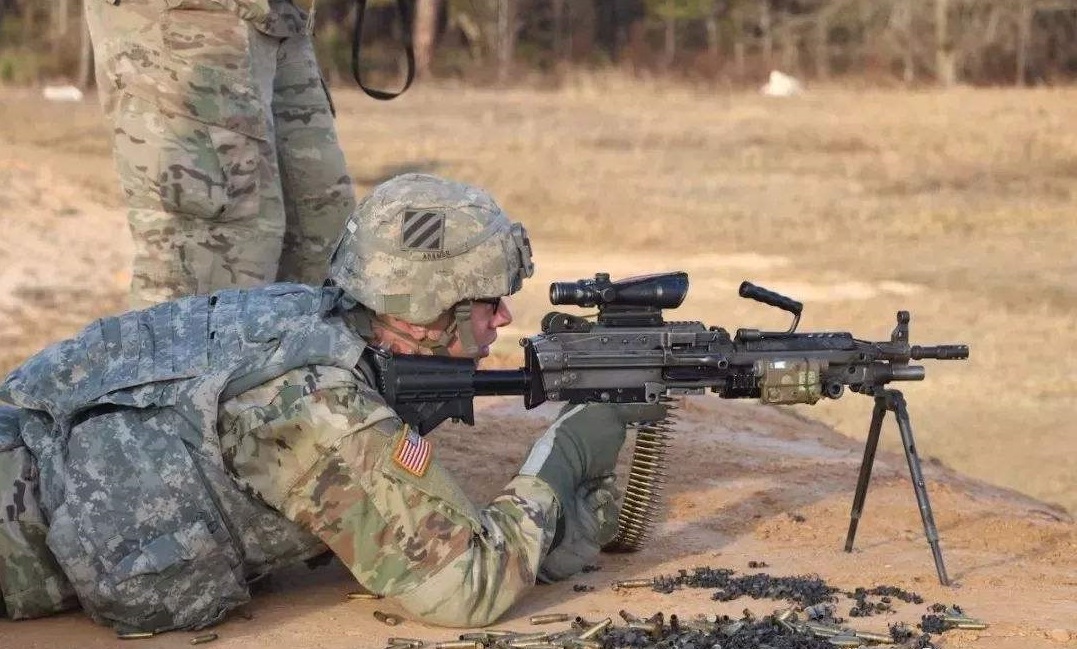 m249轻机枪是美国陆军目前所使用的班组支援武器,由比利时fn公司生产