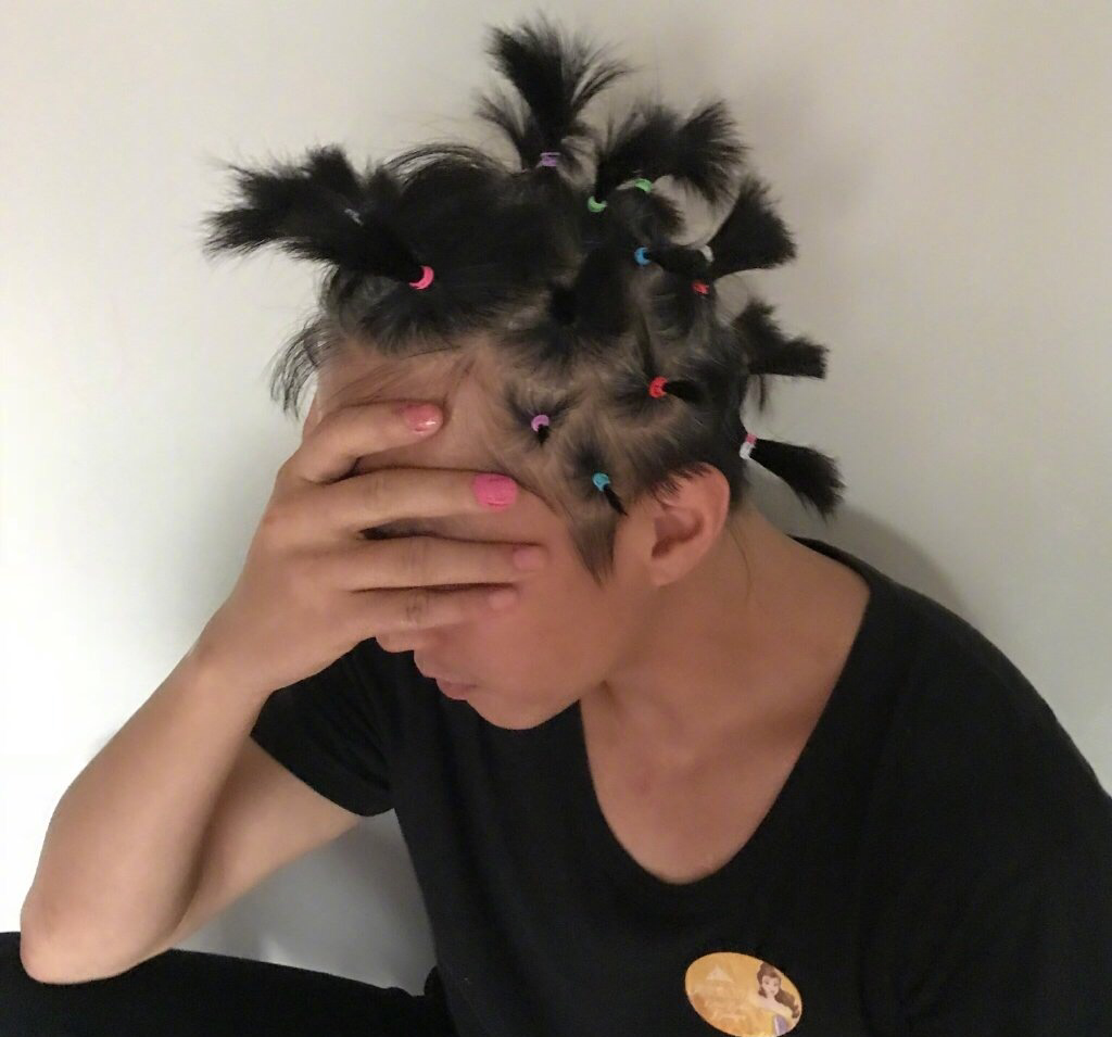 包贝尔搞怪妆容引热议,该杰作出自女儿包可艾之手