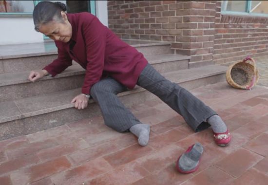 老人预防跌倒骨折,看看骨科医生的建议