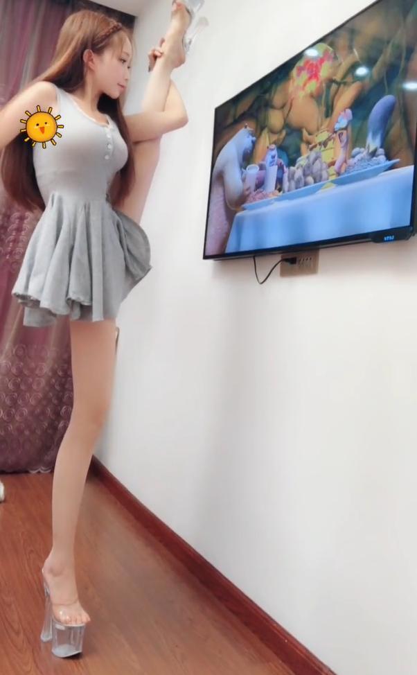 小姐姐穿上三十公分的高跟鞋,"一字马"也能稳稳当当,很赞!