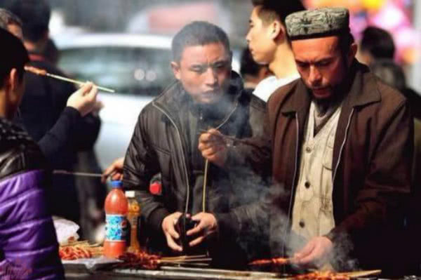看了新疆人的烤羊肉串,网友:以前吃的羊肉串是假的吗?