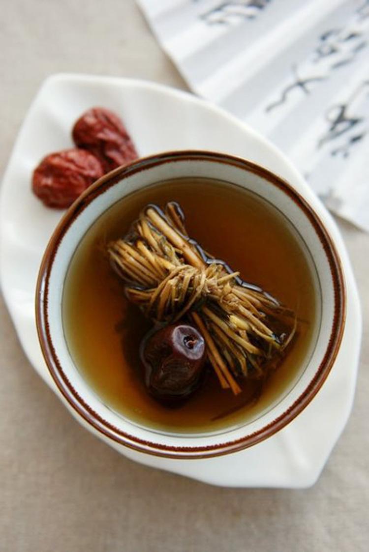 春夏交替需要滋养肝脾,用鸡骨草煲汤帮助祛湿还能调理身体