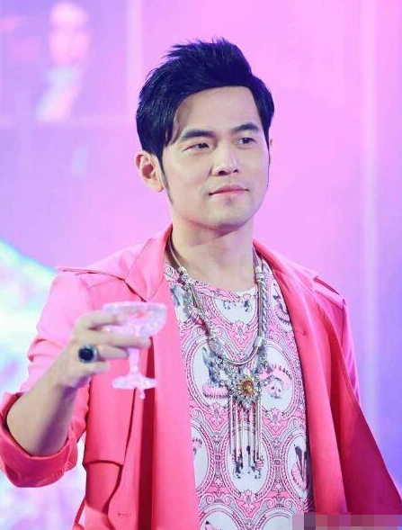 周杰伦少女心看点十足,连嘴巴都涂上了粉色,坐在那就像是一幅画