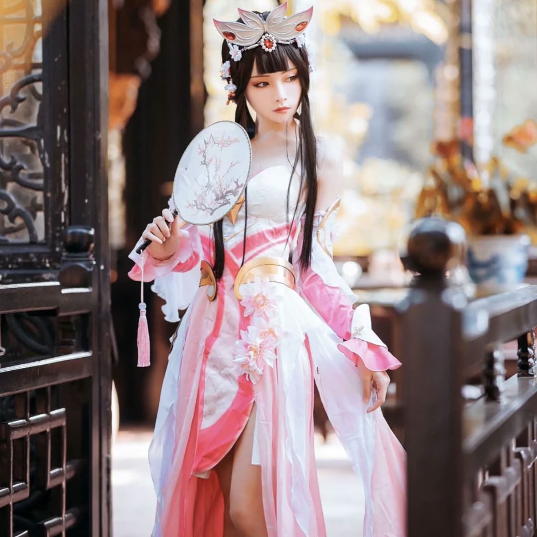 王者荣耀:17岁的少女cos甄姬,"娇滴滴"的小表情,人见人爱!