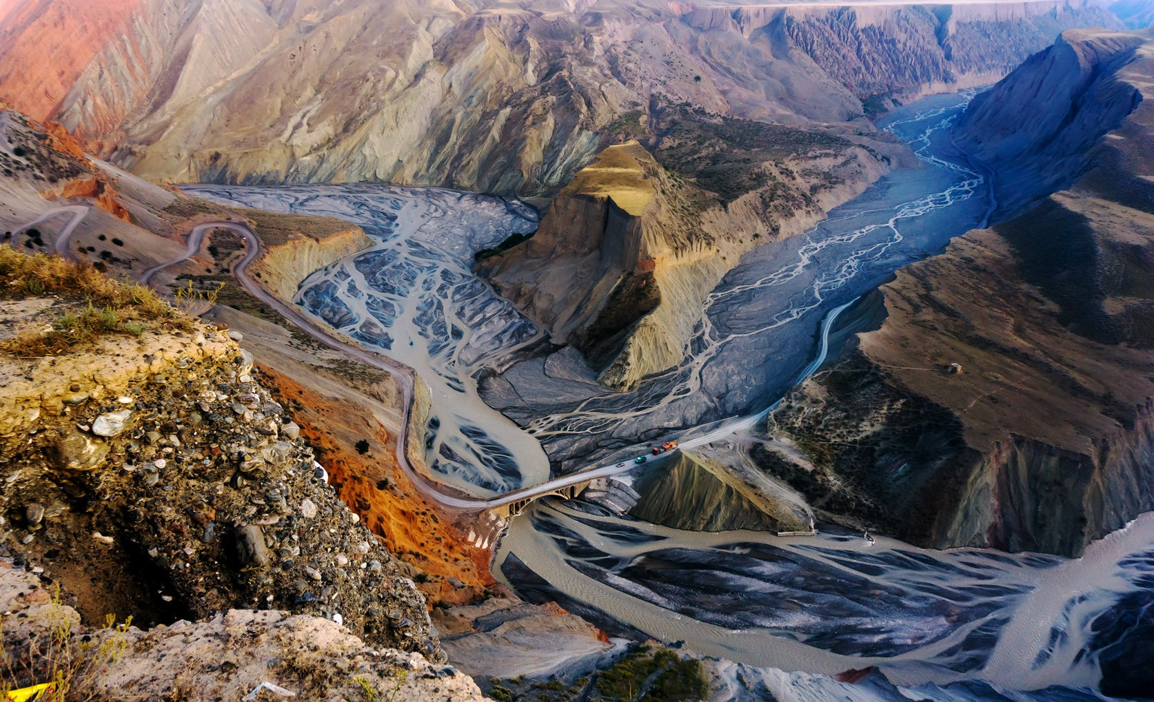 白日里,这条盘陀道上烟尘滚滚,车水马龙,一派繁忙的景象.