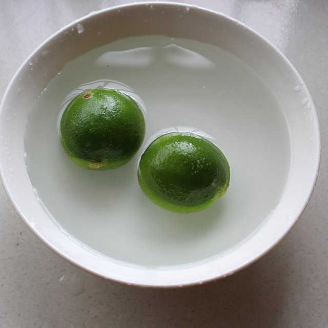 第2步,青柠檬在淡盐水中浸泡30分钟,洗净备用