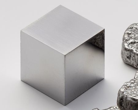 两块打磨光滑平整的铁块,并拢放在一起会不会变成一块铁?