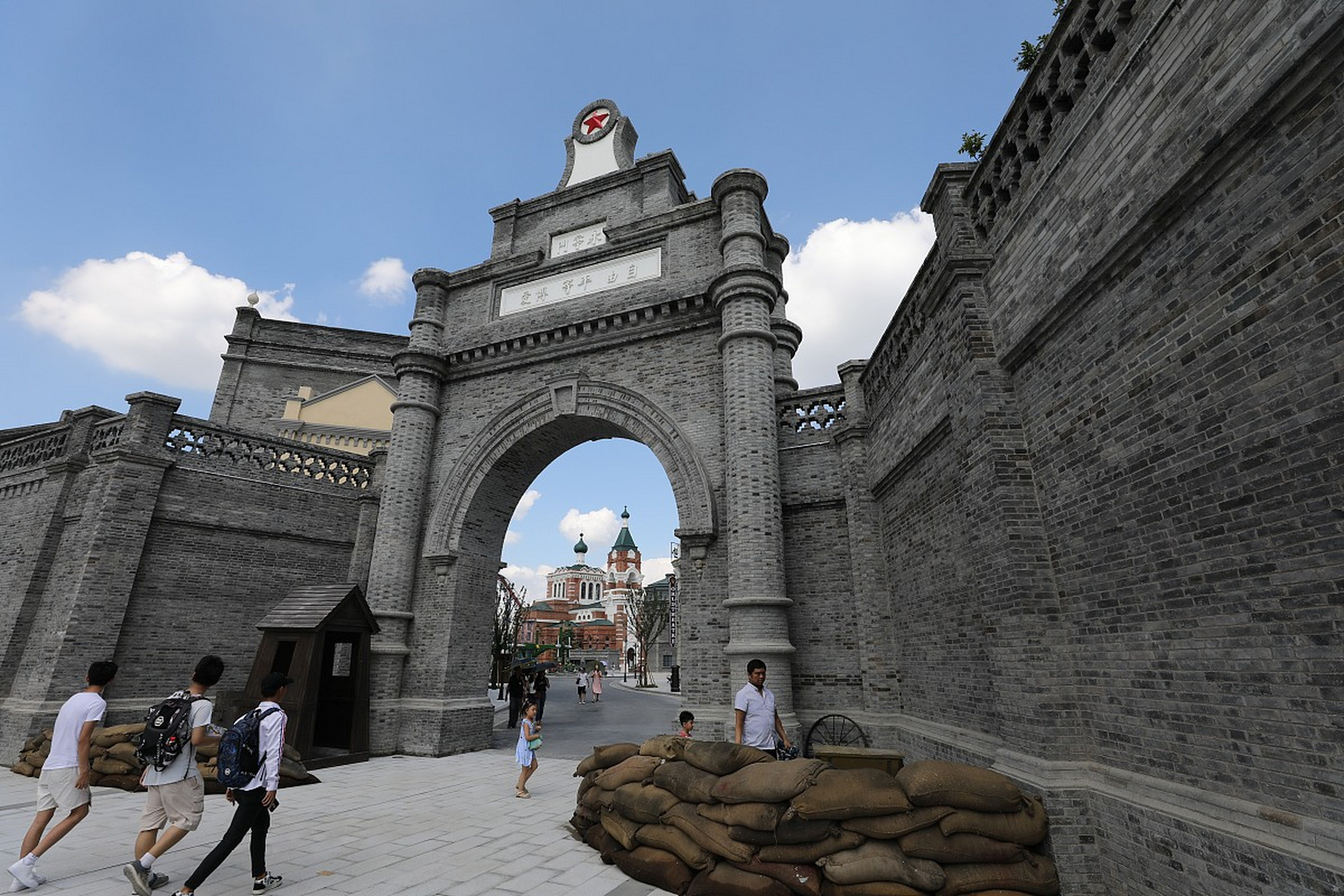 今天,我将为大家带来一份全面的苏州华谊兄弟影视城游玩攻略,让你在