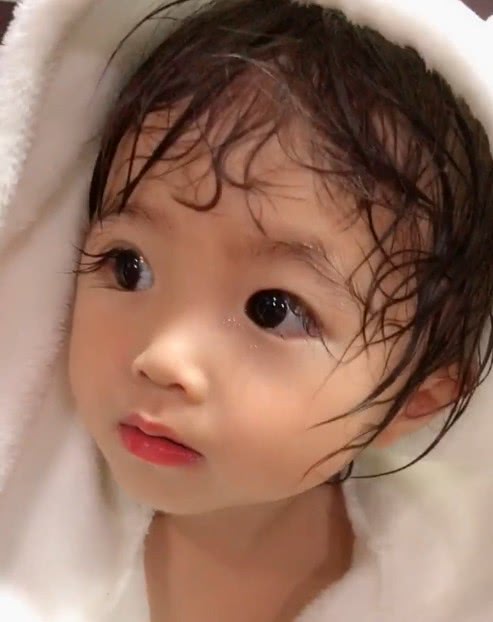 娘胎里整过容?小女孩睫毛长5cm,网友:等你长大我要娶你