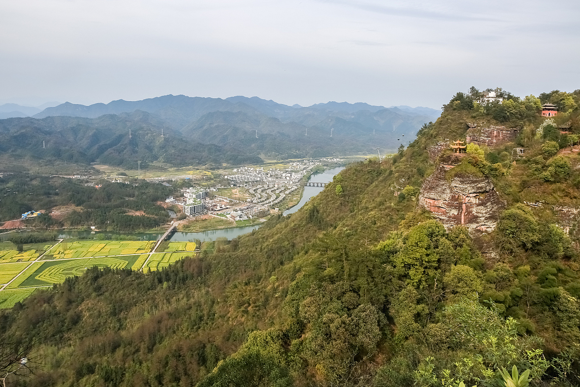 南武当山旅游区让你领略山岳,河谷与原始森林的壮美,古老寺庙和祠堂