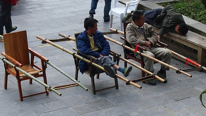 贵州最"特殊"的工作,每天负责抬人上山,收入让游客出乎意料!