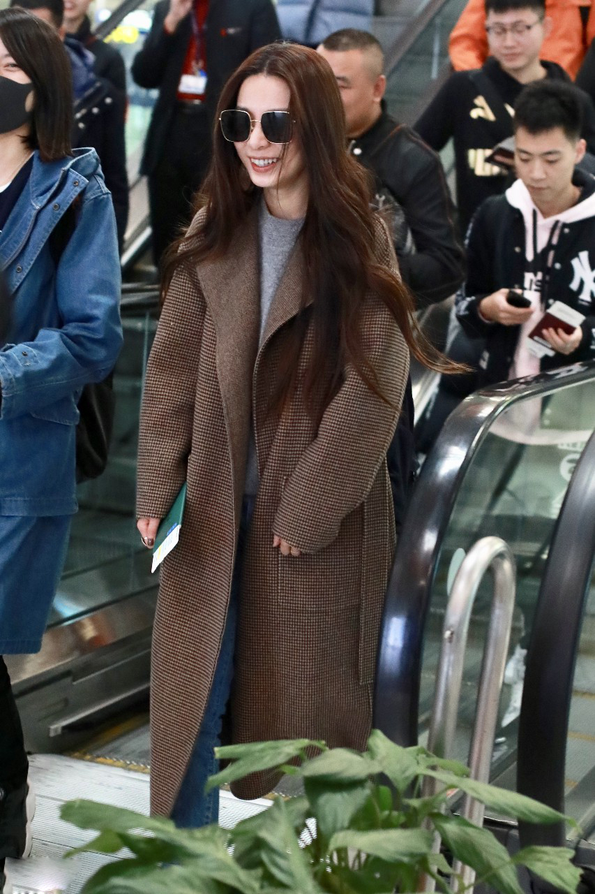 田馥甄现身北京机场,打扮时尚,被大批粉丝一路跟随!