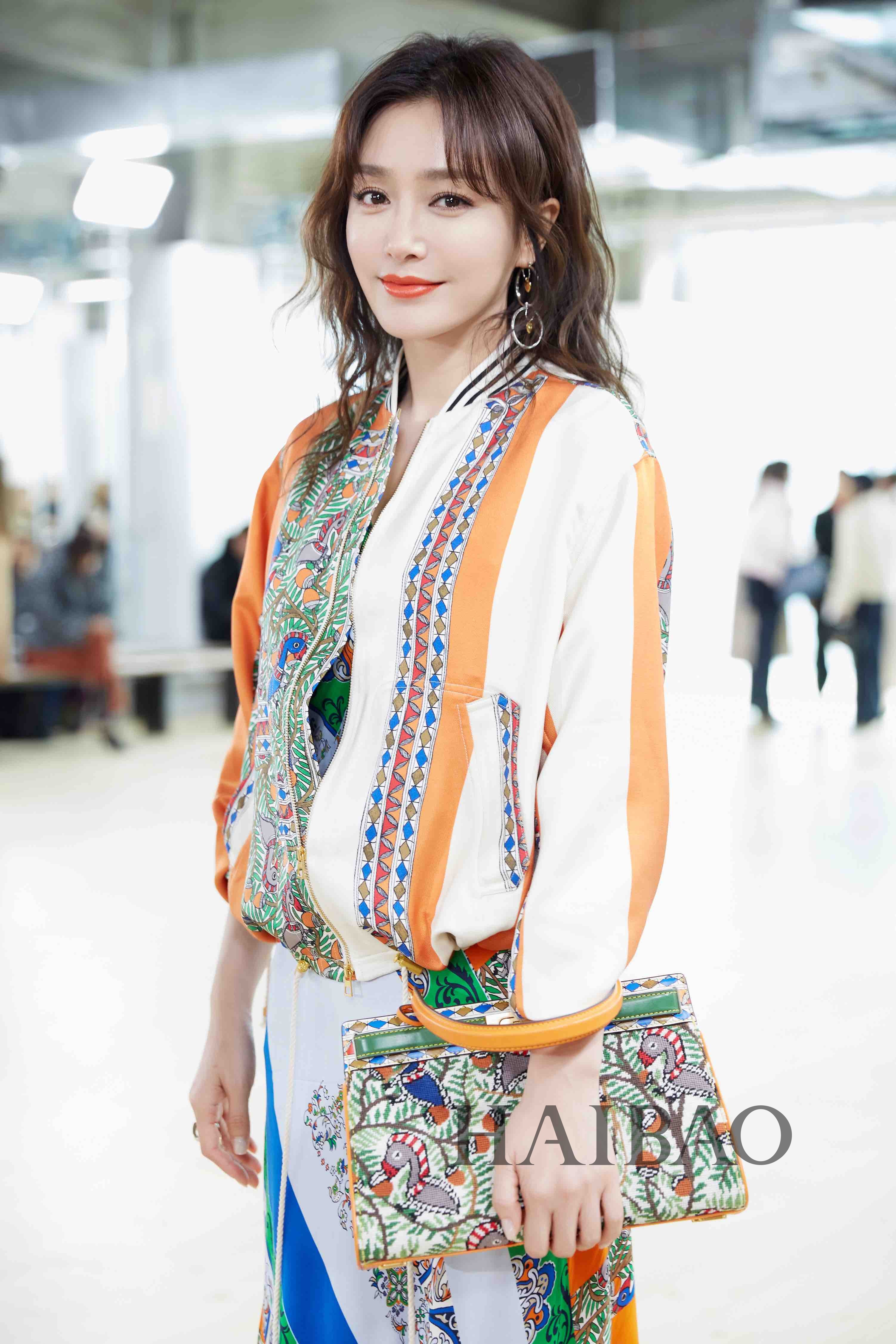 秦嵐身穿tory burch 2019春夏系列patchwork printed印花拼接連衣裙