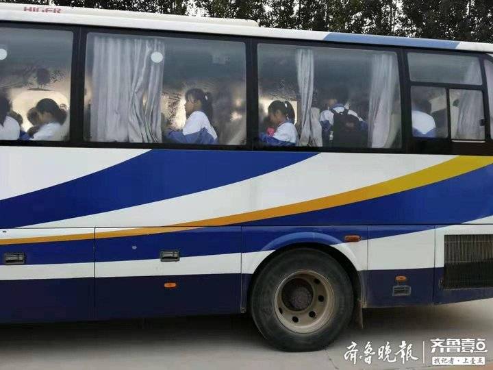 核载39人挤进49人,接举报临清交警查获一辆超员"黑校车"